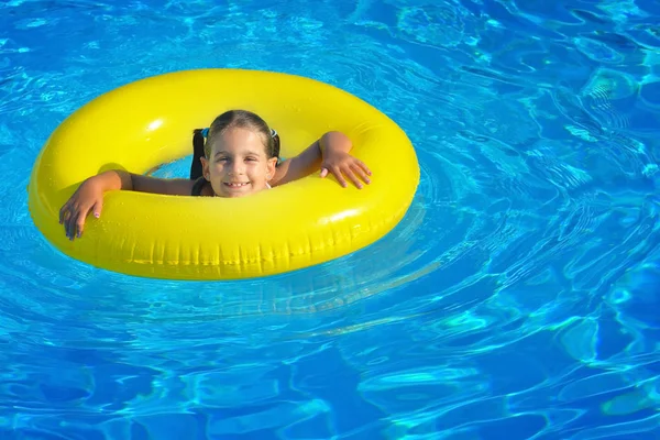 Reale bambino ragazza a piscina — Foto Stock