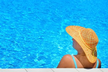 Gerçek kadın güzelliğe rahatlatıcı Yüzme Havuzu