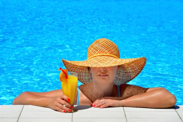 Véritable beauté féminine relaxante à la piscine — Photo