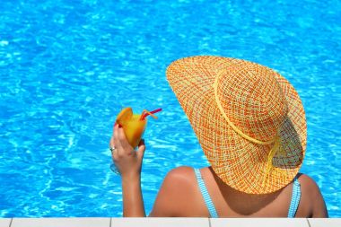 Gerçek kadın güzelliğe rahatlatıcı Yüzme Havuzu