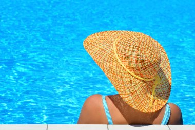 Gerçek kadın güzelliğe rahatlatıcı Yüzme Havuzu