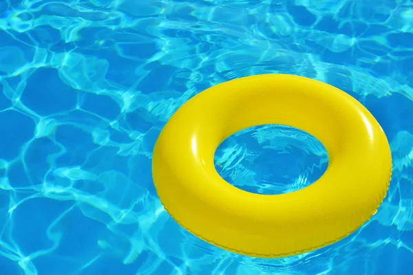 Bunte aufblasbare Röhre schwimmt im Schwimmbad — Stockfoto