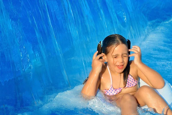 Niño adorable relajándose en la piscina — Foto de Stock