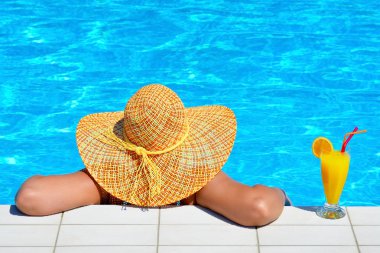 Gerçek kadın güzelliğe rahatlatıcı Yüzme Havuzu