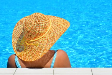 Gerçek kadın güzelliğe rahatlatıcı Yüzme Havuzu