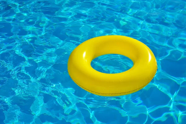 Tubo gonfiabile colorato galleggiante in piscina — Foto Stock