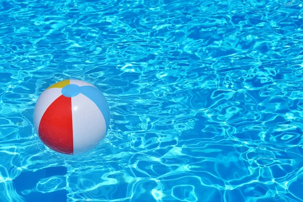游泳池里漂浮着五彩缤纷的充气球 — 图库照片