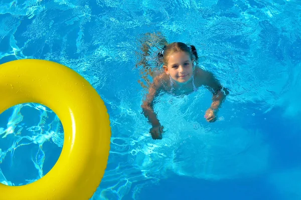 Petite fille relaxante dans la piscine — Photo
