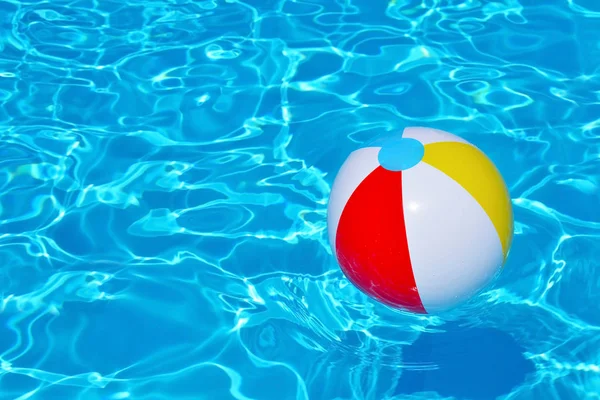 Pallone gonfiabile colorato galleggiante in piscina — Foto Stock