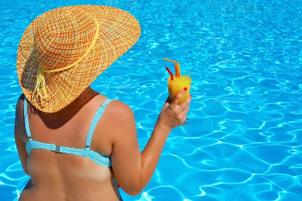 Véritable beauté féminine relaxante à la piscine — Photo