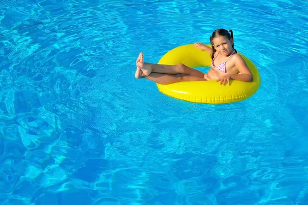 Schattig peuter ontspannen in het zwembad — Stockfoto