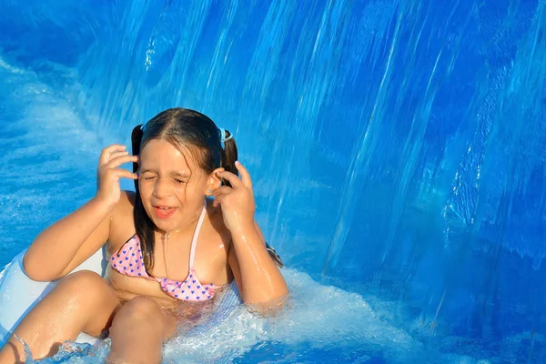 사랑 스러운 유아 수영장에서 편안한 — 스톡 사진
