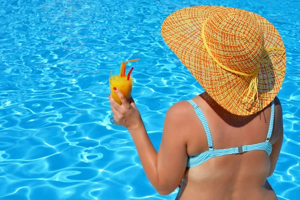 Véritable beauté féminine relaxante à la piscine — Photo