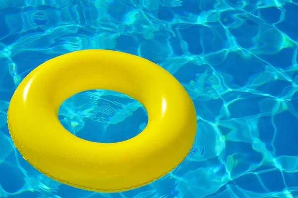 在游泳池中漂浮的多彩充气管 — 图库照片