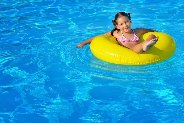 Yüzme havuzunda rahatlatıcı sevimli bebek