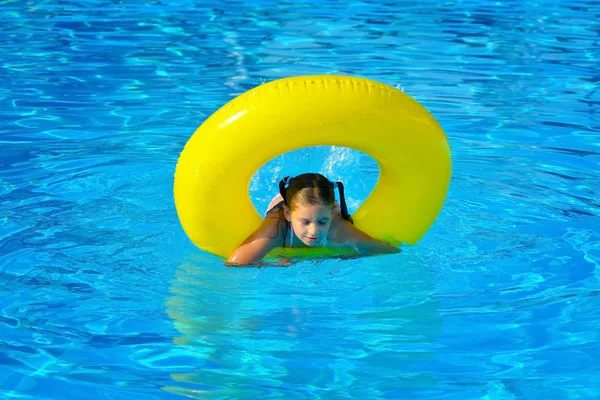 Yüzme havuzunda rahatlatıcı sevimli bebek