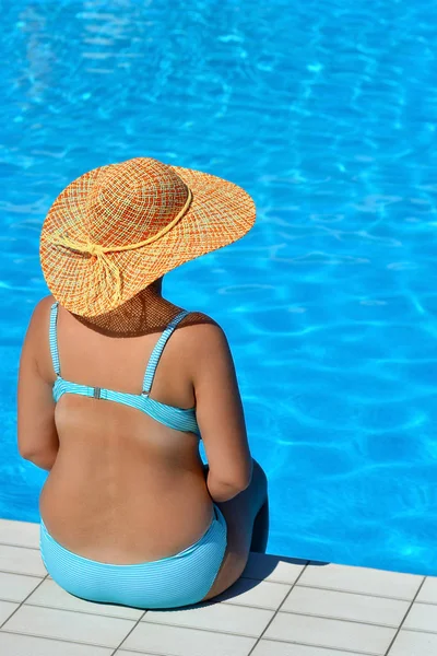 Véritable beauté féminine relaxante à la piscine — Photo