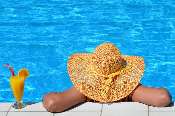 Real belleza femenina relajante en la piscina — Foto de Stock