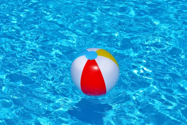 Bunte aufblasbare Kugel schwebt im Schwimmbad — Stockfoto