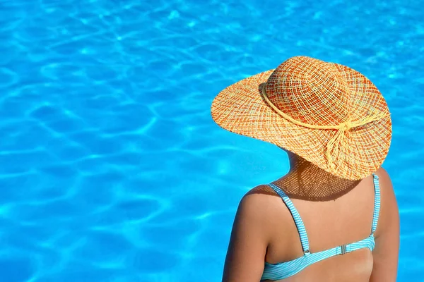 Prawdziwe kobiece piękno relaks przy basenie — Zdjęcie stockowe