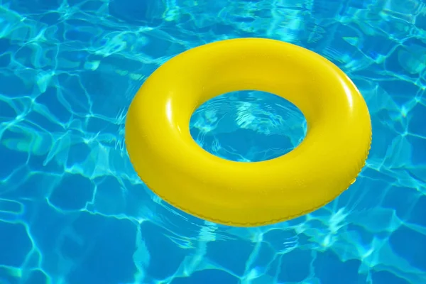 Bunte aufblasbare Röhre schwimmt im Schwimmbad — Stockfoto