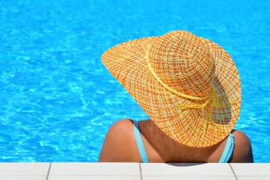 Gerçek kadın güzelliğe rahatlatıcı Yüzme Havuzu