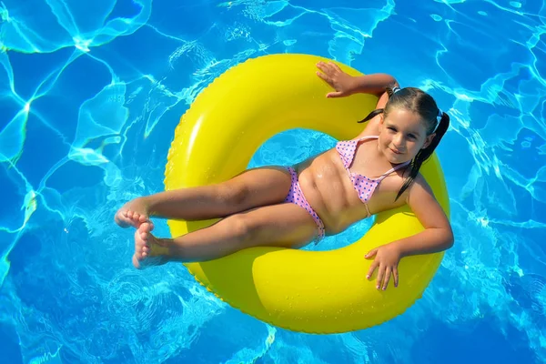 Adorabil copil mic relaxare în piscină — Fotografie, imagine de stoc