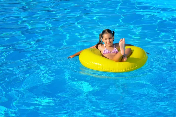 在游泳池里放松的可爱小孩 — 图库照片