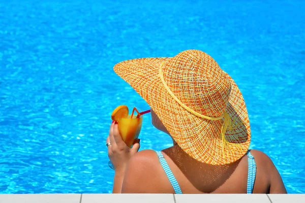 Véritable beauté féminine relaxante à la piscine — Photo