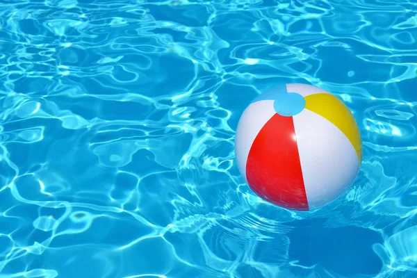Kleurrijke opblaasbare bal drijvend in het zwembad — Stockfoto