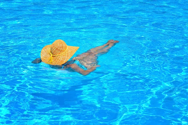 Πραγματική γυναίκα ομορφιά χαλαρώνοντας στην πισίνα — Φωτογραφία Αρχείου