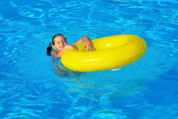 Niño adorable relajándose en la piscina —  Fotos de Stock