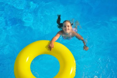 Yüzme havuzunda rahatlatıcı sevimli bebek