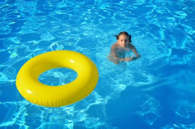 Yüzme havuzunda rahatlatıcı sevimli bebek