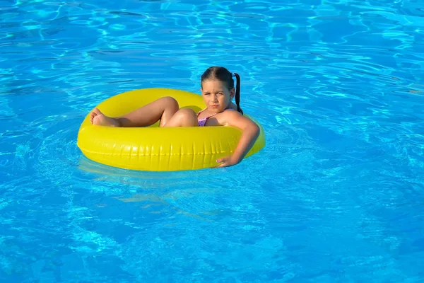 Niño adorable relajándose en la piscina — Foto de Stock