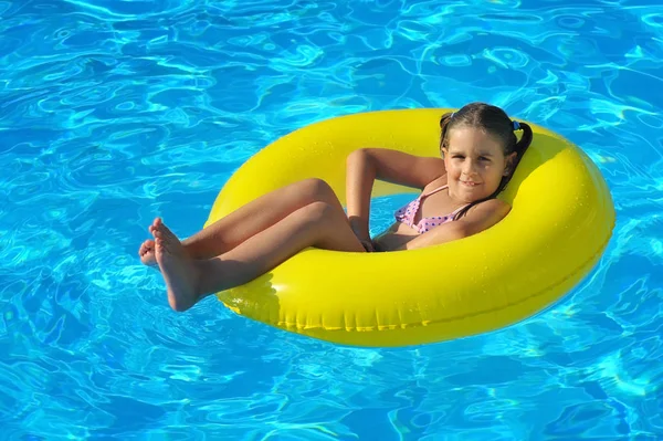 Adorable bambin relaxant dans la piscine — Photo