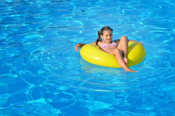 Entzückendes Kleinkind entspannt sich im Schwimmbad — Stockfoto