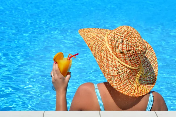 Véritable beauté féminine relaxante à la piscine — Photo