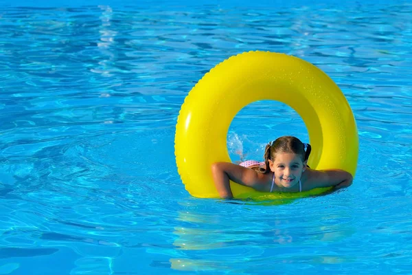 Entzückendes Kleinkind entspannt sich im Schwimmbad — Stockfoto