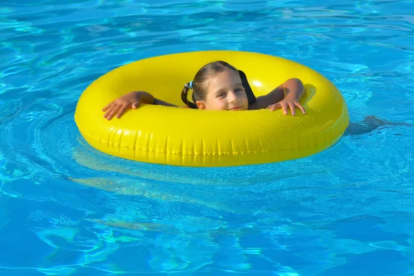 Adorable toddler relaxing in swimming pool — Stock Photo, Image