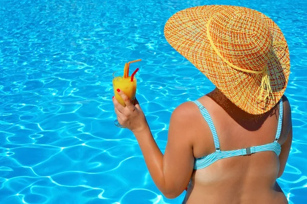 Real beleza feminina relaxante na piscina — Fotografia de Stock