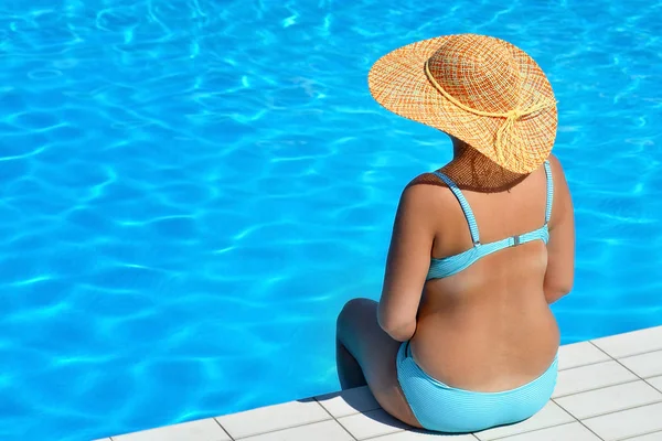 Echte vrouwelijke schoonheid ontspannen bij zwembad — Stockfoto