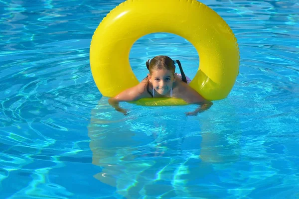 Adorable bambin relaxant dans la piscine — Photo