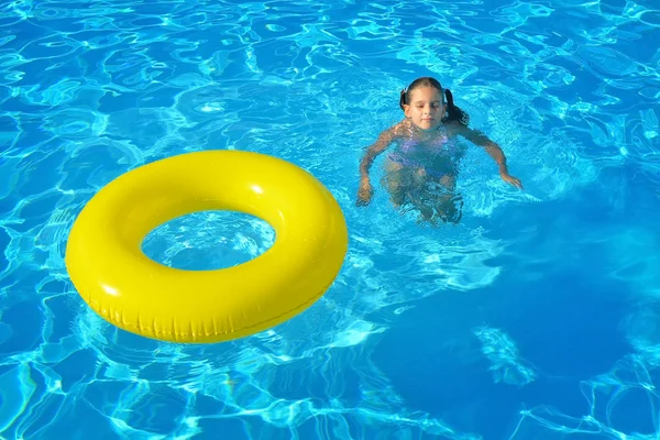 Adorabile bambino che si rilassa in piscina — Foto Stock