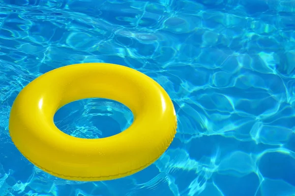 Kolorowe nadmuchiwane tuby pływające w basenie — Zdjęcie stockowe