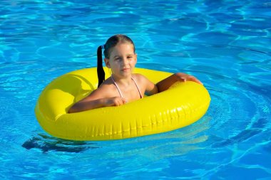 Yüzme havuzunda rahatlatıcı sevimli bebek