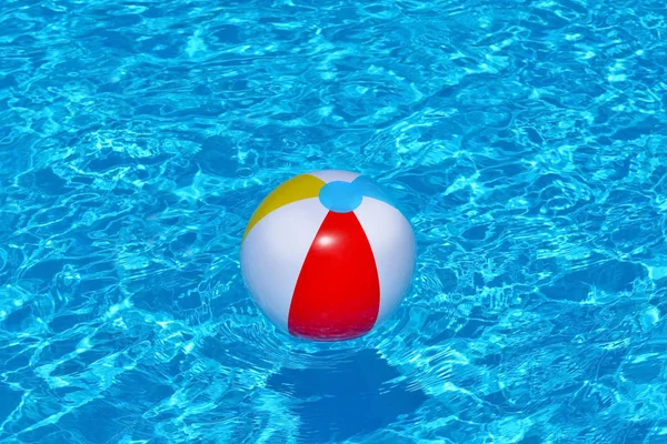 Bunte aufblasbare Kugel schwebt im Schwimmbad — Stockfoto