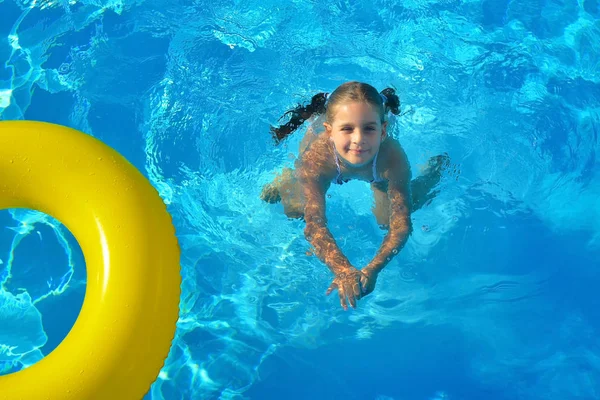 Adorável criança relaxante na piscina — Fotografia de Stock