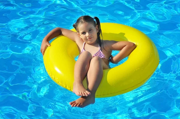 Entzückendes Kleinkind entspannt sich im Schwimmbad — Stockfoto