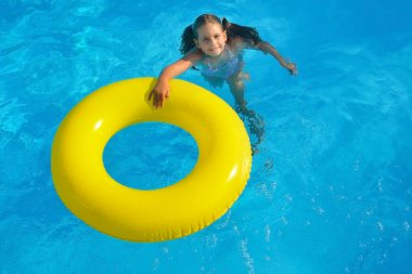 Yüzme havuzunda rahatlatıcı sevimli bebek